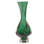 Vaso de cristal italiano na cor verde com movimentos em retorcidos. Apresenta selo da Kristal Kolor – Made in Italy. 23 cm.