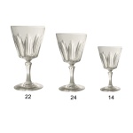 Serviço de copos de cristal francês translúcidos. Marca da Cristalleire "Cristal DArques". Constando de 60 peças, sendo: 22 taças p/ vinho tinto (13 cm), 24 taças p/ vinho branco (12 cm) e 14 taças p/ vinho do Porto (9.5 cm).