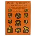 `ENGLISH GOLDSMITHS AND THEIR MARKS` por Sir Charles J. Jackson. 747 páginas escritas em inglês.