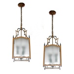 Par de luminárias de teto, para duas lâmpadas, com caixa em metal dourado e finalização superior em hastes geometrizadas em curva e contracurva. Apresenta quatro laterais em cristal acidado e bisotado. Corrente longa. 60 x 28 cm