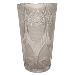 Grande e pesado (cerca de 6kg) vaso em cristal europeu lapidado em acantos e estrelas, borda serrilhada / 35,5 x 21 cm.