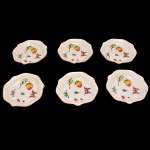 Conjunto de seis manteigueiras de porcelana japonesa. Decoração com morangos e flores. Séc. XX. 10 cm.