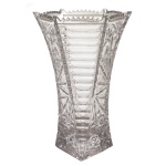 Vaso de cristal europeu lapidado sextavado sugerindo estilo art deco. 25 x 17 cm.