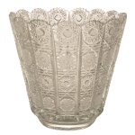 Vaso de cristal europeu lapidado em acantos e estrelas / 14 x 16 cm.
