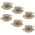 Conjunto de seis xícaras com pires de porcelana de Limoges. Superfícies branca decorado com guirlandas de folhas de louro e ramos floridos em policromia de esmaltes com frisos dourados. França. Séc. XX. No fundo as seguintes inscrições: Haviland – Louveciennes. 5,5 x 10,5 cm (xícara). 13,5 cm (pires).