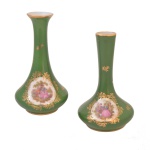 Par de `solifleur` de gargalo alongado em porcelana francesa na cor verde. Cena galante em reprodução de Fragonard – France. No fundo as inscrições: Limoges, France. 15 x 9,5 cm. Bocal 3 cm.