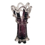 Vaso em cristal roxo moldado com largos gomos verticais revirados no topo e ornados por anelados horizontais ondulados. Base lobulada e esparramada. 40 x 18 cm.