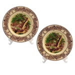 Par de pratos em porcelana inglesa. Cenas rurais ao centro. No fundo as inscrições: Royal Staffordshire Pottery, Manufatura AJ Wilkinson Ltd. 25,5 cm.