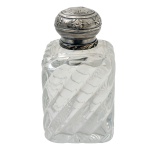 Perfumeiro em cristal, possivelmente francês, de formato quadrangular, lavrado com gomos torcidos. Tampa em prata lavrada. Contraste desgastado. 14 x 8 cm.