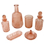 Conjunto para toucador em cristal europeu. Constando de Verre deau com sua garrafa, (garrafa 20 x 10 cm e copo 10 x 7 cm), dois perfumeiros cilíndricos (17 x 17 cm e 16 x 6 cm), 01 porta aliança circular (8 x 10 cm) e uma saboneteira retangular (13 x 5,5 cm).