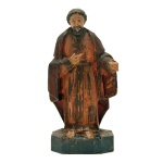Imagem brasileira em madeira policromada representando santo, possivelmente com o Sagrado Coração no peito. Peanha chanfrada. Séc. XIX. 16.5 cm.