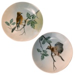 Par de pratos circulares de porcelana com decoração de pássaros. No verso marca da manufatura F.K.Z. 25 cm.