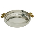 Saladeira de metal espessurado a prata. Forma circular lisa. Alças laterais modeladas na forma de folhagens em metal dourado. Marca da manufatura Wolf. 29 cm. Com as alças 37 cm. 