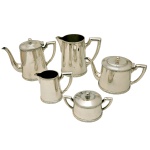 Serviço para chá e café em metal espessurado a prata. Marcado Wolff. Constando de: bule p/ café (17 cm), bule p/ chá (16 cm), leiteira (11 cm), cremeira (11 cm) e açucareiro (7 cm).