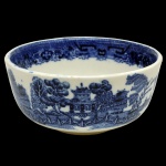 `Bowl` circular de porcelana inglesa. Decoração característica em azul e branco com paisagem. No fundo as inscrições: Willow Wod & Sons. 5 x 11 cm.