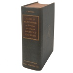 Marks & Monograms on European and Oriental Pottery and Porcelain. Autor: Wm. Chaffers. Editora Borden Publishing, 1946. Importante livro que contém centenas de marcas e monogramas de procelanas europeias. Capa dura revestida em tecido, parte interna em bom estado. 1095 páginas.