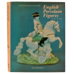 Eighteenth Century English Porcelain Figures: 1745-1795. Autor: Peter Bradshaw. Editora Antique Collector`s Club, 1981. Este livro traz o que melhor foi produzido no século XVIII em matéria de porcelana na Inglaterra. Em 327 páginas mostra inúmeras fotos com texto que detalham as origens, estilos e fabricação de cada peça. Texto em inglês. Capa dura revestida em tecido, com sobrecapa, parte interna em ótimo estado, altamente ilustrado.
