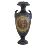 Vaso de porcelana tcheca em azul cobalto com representação de cena mitológica greco-romana envolta em aplicações em dourado. Séc. XX. 30 cm.