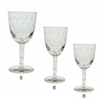 SAINT LOUIS - Serviço de copos em cristal francês. Apresenta o selo da Cristallerie acidado no verso. França. Séc. XX. Constando de 17 peças, sendo:  5 taças p/ água (18.5 cm), 6 taças p/ vinho tinto (16.5 cm) e 6 taças p/ vinho branco (15.5 cm).