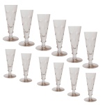 Conjunto de doze taças em cristal a manufatura inglesa de `Willian Howard`. Ornamentados com facetas circulares conhecidas popularmente como lapidação `dedão`. Apresentam o selo da `Cristalerrie` acidados na base. Inglaterra. Séc. XX.  (23.5 cm e 19 cm).