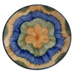Centro de mesa de porcelana nacional, apresentando centro pintado com estilizações nas cores verde, azul e amarelo. No verso marcas da manufatura Mauá. Séc. XX. 5 x 32 cm.