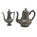 Lote constando de dois bules de estanho. 20,5 x 24 x 15 cm (maior) e 19 x 26 x 10 cm (menor).