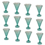 Conjunto de doze taças para sorvete em cristal na tonalidade de verde, base quadrada, formato oitavado, bordas onduladas. Séc. XX. 15 cm.