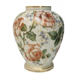 Vaso bojudo de porcelana nacional com decoração em rosas e folhagens. No fundo as inscrições da Manufatura Cerqueira Leite, Brasil. 30 x 22 cm. 11,5 cm (bocal).
