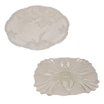 Conjunto de pratos para bolo sendo um quadrado c/ pé alto europeu estilo art deco, em grosso cristal lapidado lavrado (6 x 31 x 31 cm)  e outro Prato para bolo (38 cm).