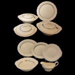 Serviço para jantar em porcelana inglesa Cream Petal Grindley sendo: 3 sopeiras (16 x 29 x 27 cm / 15 x 29 x 27 cm / 12 x 25 x 23 cm), 2 travessas ovais (31 x 26 cm / 28 x 24 cm), travessa redonda funda (7,5 x 26 x 24 cm), travessa redonda rasa (27 x 24,5 cm), molheira (10 x 21 x 9,5 cm), prato para arroz (30 cm), 12 pratos fundos (23 cm), 16 pratos rasos (23 cm) e 9 pratos para sobremesa 918 cm).