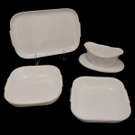 Conjunto de 6 peças de porcelana alemã para servir na cor branca com fio dourado. Manufatura Rosenthal Selb Germany Helena, sendo 1 travessa retangular (32 x 21 cm), 2 travessas quadradas (5 x 20 cm), 3 molheiras (10 x 22 x 14 cm).