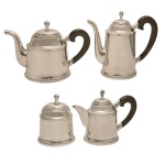 ST JAMES – Serviço para chá e café de metal espessurado a prata. Apresenta marcas do `design` brasileiro. Brasil. Séc. XX. Constando de: bule p/ café (20 cm), bule p/ chá (18 cm), leiteira (14 cm) e açucareiro (14 cm). 