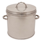 ST JAMES - Geleira de metal espessurado a prata. Corpo gomado com alças laterais. Apresenta marcas do `design` brasileiro. Brasil. Séc. XX. 22 x 23 cm.