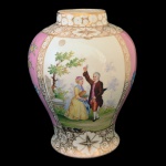 Vaso em porcelana alemã, de formato balaústre, decorado em policromia com reservas florais e cena romântica. No verso, marca da manufatura de Dresden. 29 x 21 cm. 9,5 cm (boca)