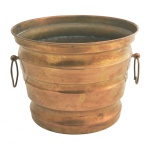 Cachepot de metal amarelo. Alças na forma de argolas. 29 x 26 cm.