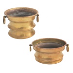 Par de cachepots de metal amarelo. Alças na forma de argolas. 13 x 19,5 cm (menor) e 10,5 x 21 cm (maior).