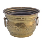 Cachepot de forma circular de metal amarelo. Bojo trabalhado e alças laterais. 14 x 22 cm.