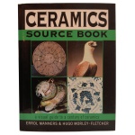 Ceramics Source Book. Autor: Errol Manners e Hugo Morley. Editora Grange Books, 1997. Uma pesquisa soberba dos temas e estilos do mundo das grandes tradições de cerâmica. Mais de 350 ilustrações. Concentra-se em obras-primas da cerâmica ao longo dos tempos. Um retrato fascinante do contexto histórico e cultural para o desenvolvimento da arte cerâmica. Capa dura com sobrecapa, altamente ilustrado, livro em perfeito estado, 192 páginas.