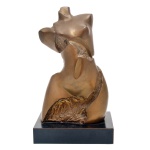 Escultura em bronze patinado representando Torso Feminino. Base em granito negro. 22 x 14 cm (bronze). 4 x 15 x 10 cm (base).