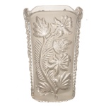Vaso em cristal, de formato quadrangular com laterais retas, ornamentado por painéis com ramos floridos e ladeados por frisos. 17 x 10 cm.