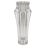 Vaso em cristal tcheco translúcido, lapidado em caneluras. Apresenta selo da casa `Micasa`. Apresenta mínimo bicado. 25 cm.