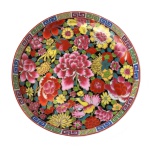 Prato de porcelana chinesa decorativo com motivos florais. Séc. XX. 18,5 cm.