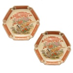 Par de pratos de porcelana japonesa de forma octogonal apresentando decoração em `rouge de fer` e centro com paisagens de jardim e aves. Japão. Séc. XX. 18,5 cm.