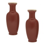 Par de vasos de porcelana chinesa com decoração monocromática sangue de boi. China. Séc. XX. 32,5 cm.