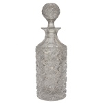 Garrafa de cristal europeu lapidado. Apresenta bicado no bocal. 29 cm.