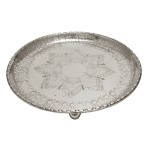 Salva em metal prateado Old Sheffield, com borda lavrada em godrões e frisos centralizando grande estrela adornada com volutas e rosácea. Pés curtos e recortados. Marcas do metal `Electro Plate` e do fabricante. 20.5 cm.