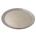 Salva de metal inglês, marcado. Centro decorado com estilizações florais e borda circular trabalhada. 25 cm. No verso as inscrições: Trade as iniciais, MAS, Mark. 968. 