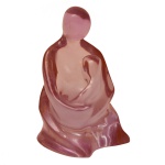 ADINA WORCKMAN (Rosenheim, Alemanhã, 1948)  Maternidade. Escultura em resina na cor lilás. Assinada. 12.5 x 7 cm. Artista plástica catalogada, pedagoga, professora e poetisa. Cria esculturas e pinturas na linguagem figurativa e contemporânea. Criou inúmeros projetos e troféus para várias empresas e entidades. Trabalha com temática e materiais diversos como bronze, resina, alumínio, concreto etc. Premiada no Brasil e exterior, recebeu em 2006 o 9º. Lugar em escultura na VI Bienalle Internacionalle de Roma.