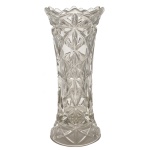 Vaso em grosso cristal prensado com bocal e bico recortado. 30 x 14 cm.