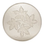 Centro de mesa de cristal europeu, circular e lapidado com decoração em relevo de flores. Séc. XX. 36 cm.